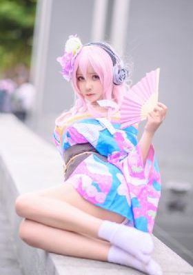 她在丈夫面前